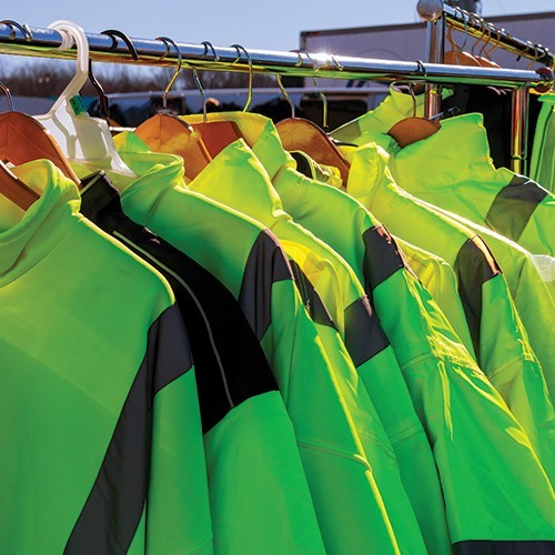 Kurumsal Logo Baskılı İş Elbiseleri Marka İmajını Nasıl Güçlendirir?